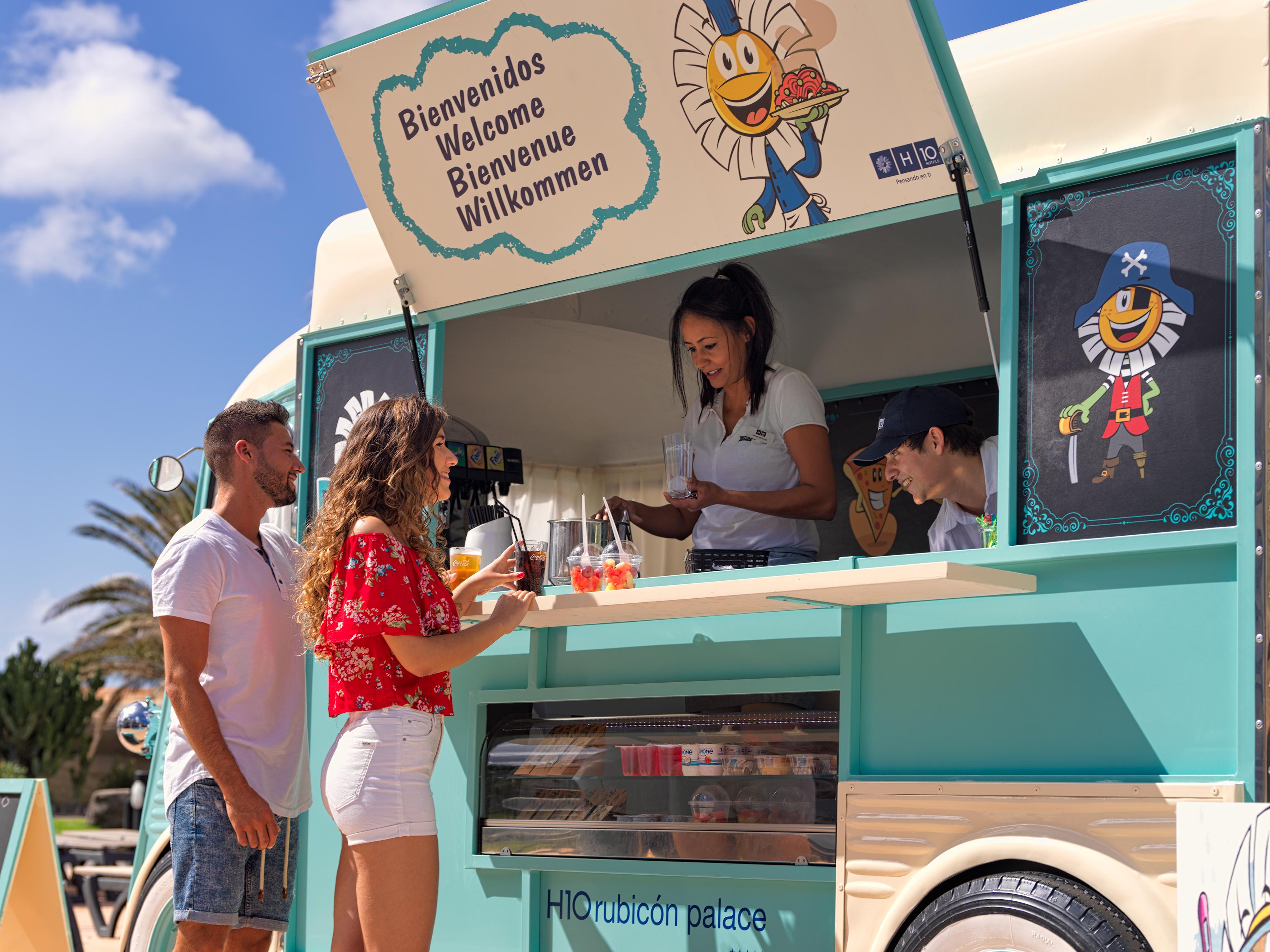เฮช10 รูบิคอนพาเลสโฮเต็ล Hotel ปลายาบลังกา ภายนอก รูปภาพ Food truck in Benidorm, Spain