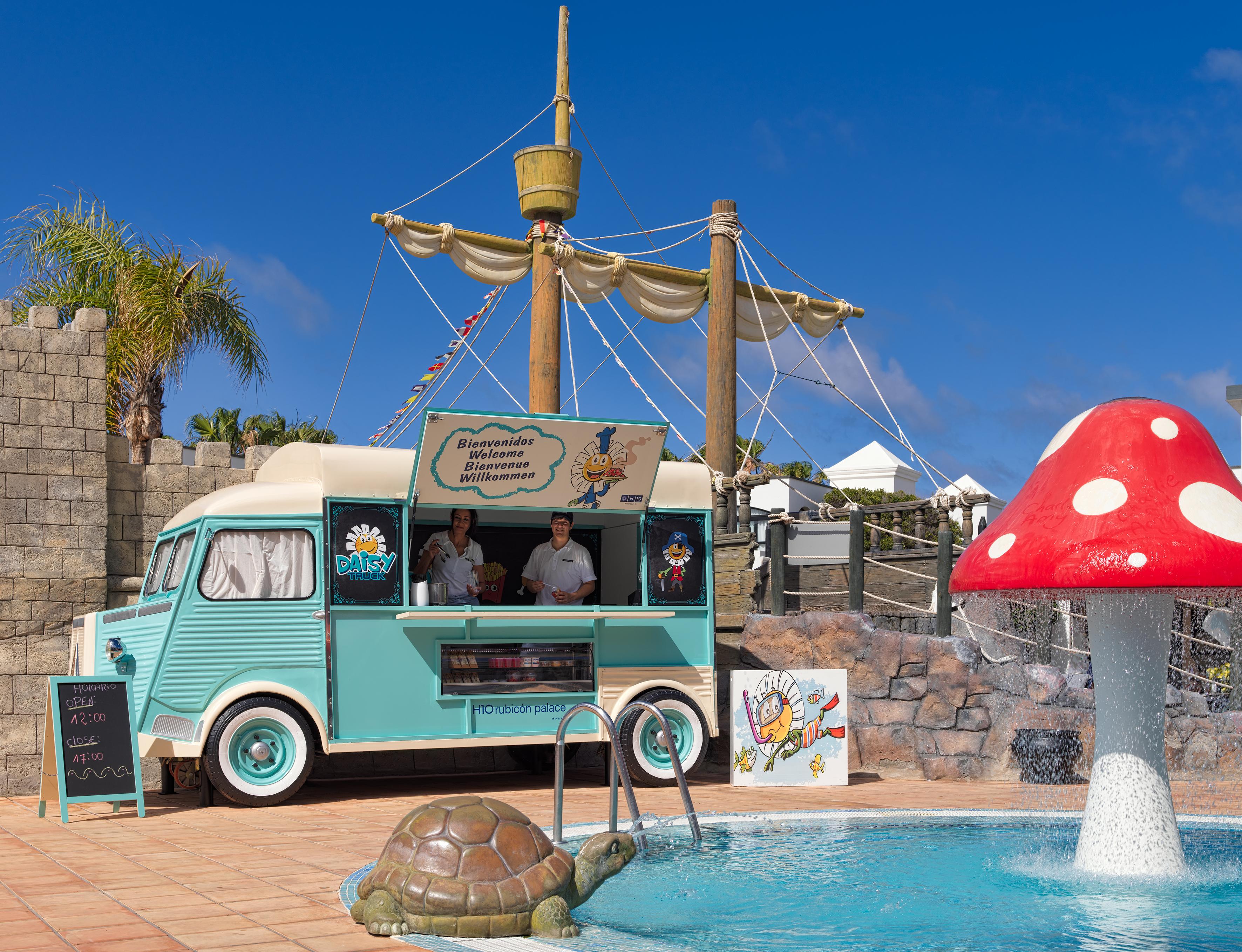 เฮช10 รูบิคอนพาเลสโฮเต็ล Hotel ปลายาบลังกา ภายนอก รูปภาพ A Citroën HY at the Siam Park, Tenerife