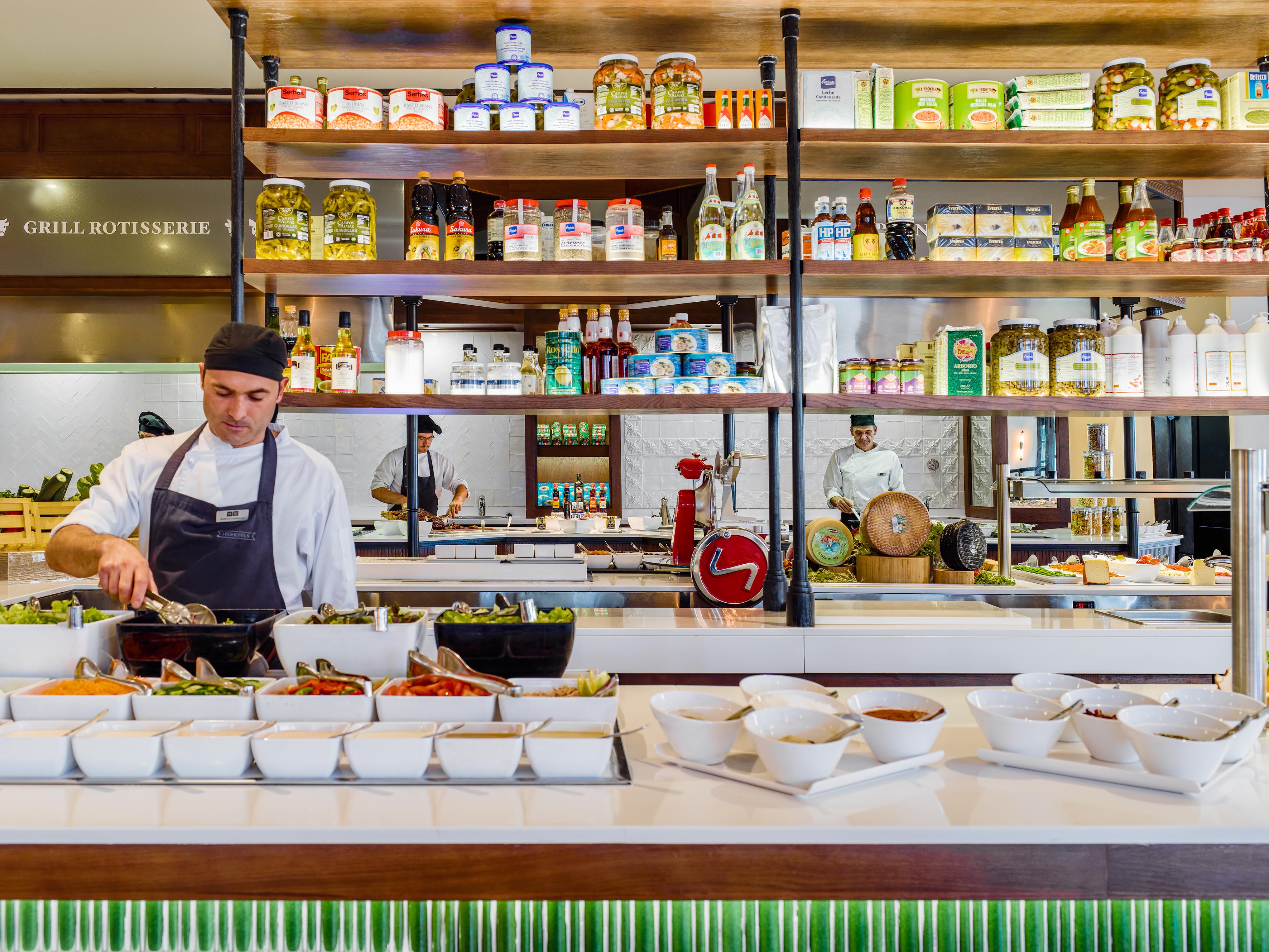 เฮช10 รูบิคอนพาเลสโฮเต็ล Hotel ปลายาบลังกา ภายนอก รูปภาพ A chef at work
